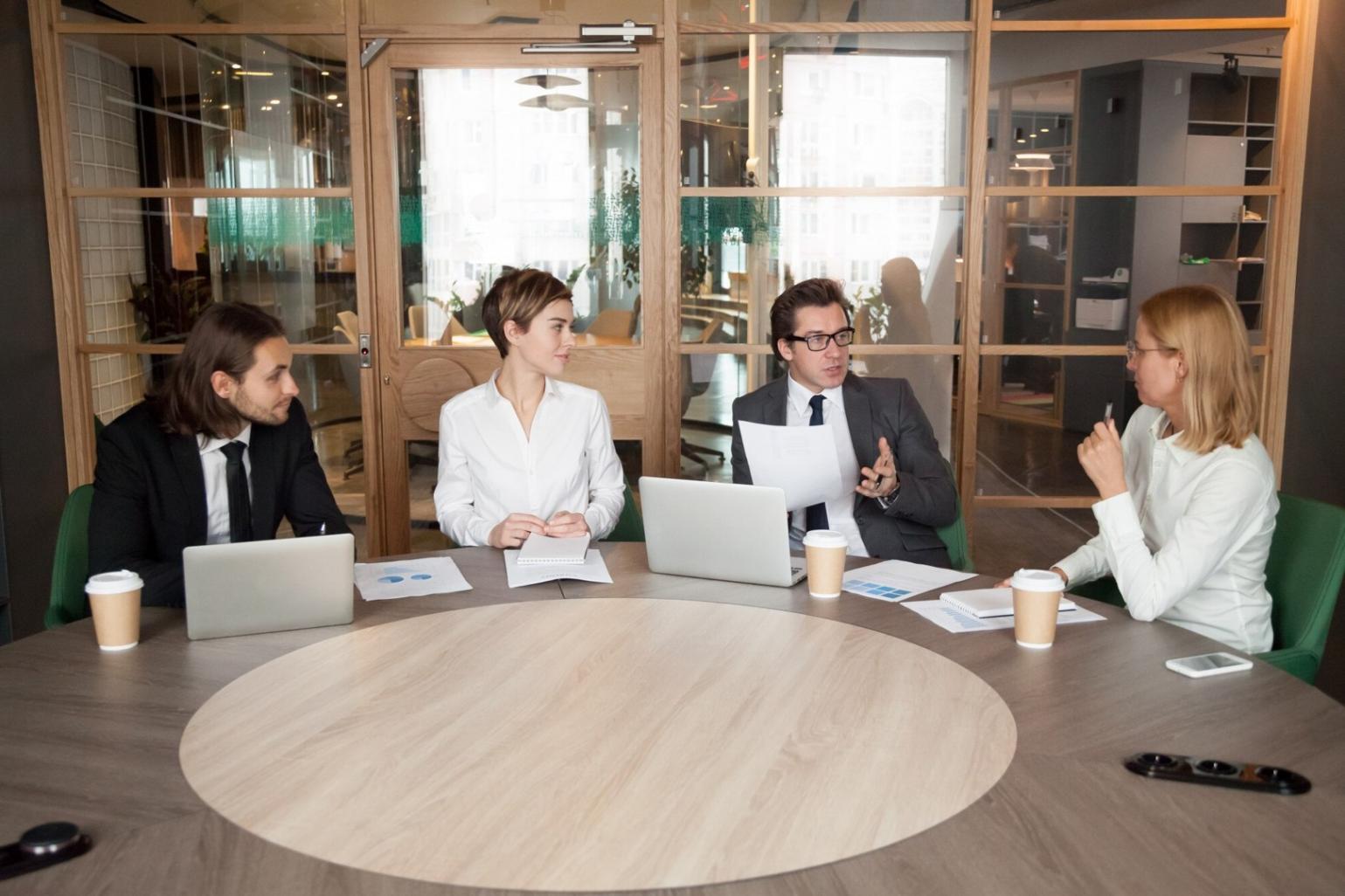 Profesionales analizando documentos financieros en una oficina moderna