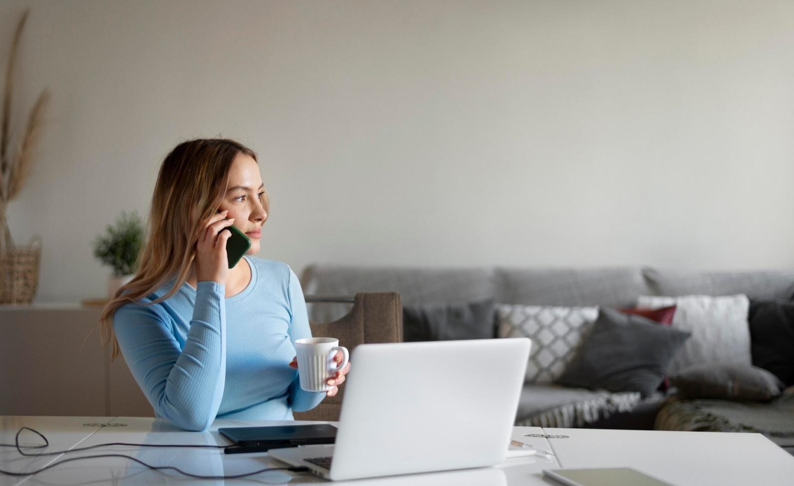 Ambiente de seminario con empresarios discutiendo estrategias financieras en una sala de conferencias